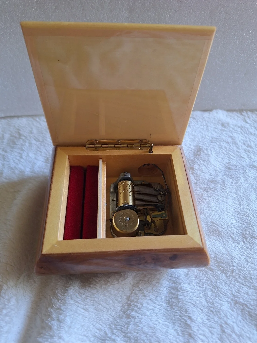 Vintage Italian Sorrento Music Jewelry Box Heart Inlay Reuge Swiss 18-Note Works